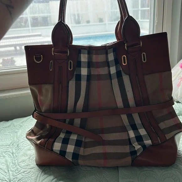 Burberry tote - Picture 2 of 7